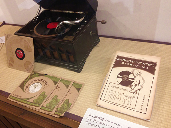 昔のレコードの再生機とレコード盤